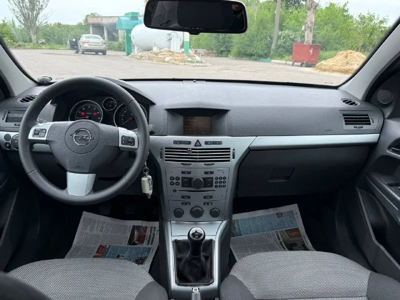 Opel astra h - 2011 год, седан, 1.8 бензин, механика, прочитайте всю информацию про автомобиль внимательно! в продаже капсула времени! любые проверки, сто и тд! автотека и вся история прозрачная и совпадает с описанием!!! родного пробега 99 тысяч километров! один собственник за всю историю, машина покупалась в официальном дилере, эксплуатация сугубо местная! весь комплект ключей! самая полнейшая комплектация которая существует, парктроники, климат контроль двух зонный, подогрев сидений, круиз контроль, и много чего еще! так же стоит дорогая сигнализация. второй комплект зимней резине на дисках в подарок цена 950.000 тысяч рублей для более детальной информации звоните ! +79495180296 📲 tg: @donbass7770 📞 звоните: +7(949)5180296 - фотография - 7