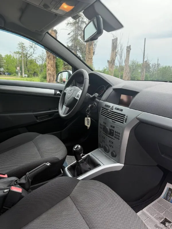 Opel astra h - 2011 год, седан, 1.8 бензин, механика, прочитайте всю информацию про автомобиль внимательно! в продаже капсула времени! любые проверки, сто и тд! автотека и вся история прозрачная и совпадает с описанием!!! родного пробега 99 тысяч километров! один собственник за всю историю, машина покупалась в официальном дилере, эксплуатация сугубо местная! весь комплект ключей! самая полнейшая комплектация которая существует, парктроники, климат контроль двух зонный, подогрев сидений, круиз контроль, и много чего еще! так же стоит дорогая сигнализация. второй комплект зимней резине на дисках в подарок цена 950.000 тысяч рублей для более детальной информации звоните ! +79495180296 📲 tg: @donbass7770 📞 звоните: +7(949)5180296 - фотография - 9