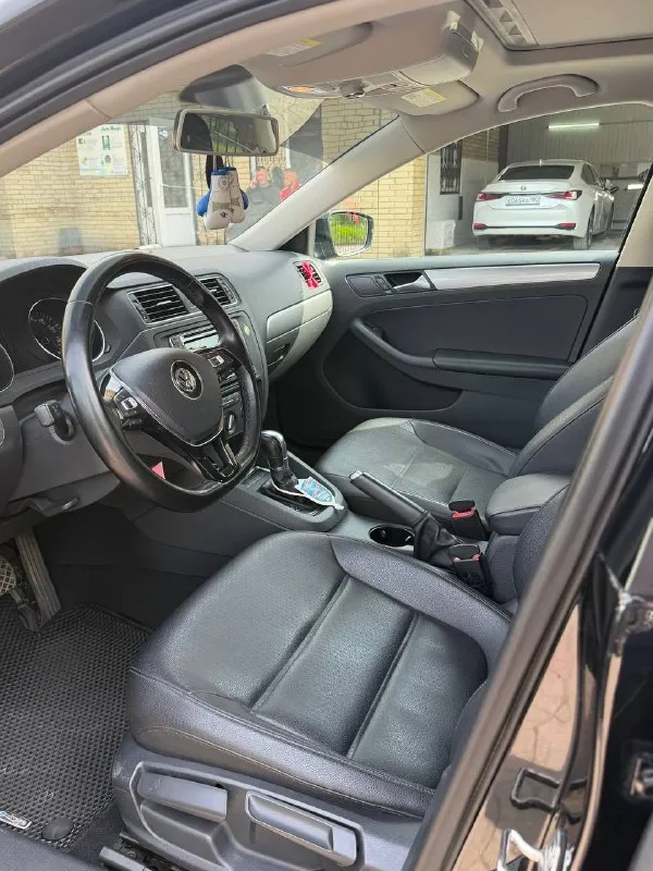 Volkswagen jetta 1.4 tsi, 2016 год рестайлинг. пробег: 128.400км коробка автомат aisin комплектация: 1. круиз контроль 2. климат контроль 3. подогревы зеркал 4. подогрев сидений 5. люк 6. камера заднего вида 7. мультируль 8. датчики слепых зон 9. carplay 10. bluetooth 11. бесключевой доступ автомобиль находился в одной семье, обслуживался вовремя, нареканий не имеет. в комплекте зимняя резина, комплект оригинальных ковриков. цена: 1.470.000₽ +79493987995 андрей - фотография - 5
