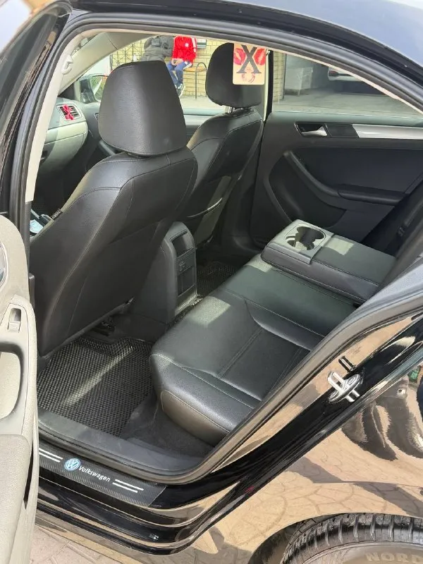 Volkswagen jetta 1.4 tsi, 2016 год рестайлинг. пробег: 128.400км коробка автомат aisin комплектация: 1. круиз контроль 2. климат контроль 3. подогревы зеркал 4. подогрев сидений 5. люк 6. камера заднего вида 7. мультируль 8. датчики слепых зон 9. carplay 10. bluetooth 11. бесключевой доступ автомобиль находился в одной семье, обслуживался вовремя, нареканий не имеет. в комплекте зимняя резина, комплект оригинальных ковриков. цена: 1.470.000₽ +79493987995 андрей - фотография - 7