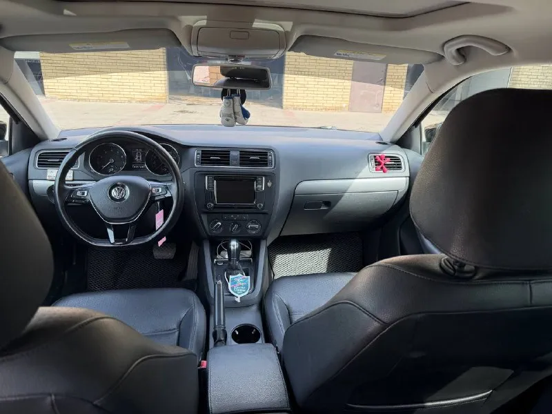 Volkswagen jetta 1.4 tsi, 2016 год рестайлинг. пробег: 128.400км коробка автомат aisin комплектация: 1. круиз контроль 2. климат контроль 3. подогревы зеркал 4. подогрев сидений 5. люк 6. камера заднего вида 7. мультируль 8. датчики слепых зон 9. carplay 10. bluetooth 11. бесключевой доступ автомобиль находился в одной семье, обслуживался вовремя, нареканий не имеет. в комплекте зимняя резина, комплект оригинальных ковриков. цена: 1.470.000₽ +79493987995 андрей - фотография - 8