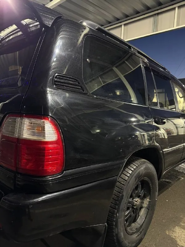 Продам lexus lx год: 1998 пробег: 300 000 автомобиль в достойном состоянии, свеже крашеный, технически полностью в исправном состоянии, за автомобиль не стыдно, установлен и вписан газ, новая зимняя резина, третий ряд сидений, рама кузов не гнилые обработаны, вин читается, салон в хорошем состоянии, подогревы работают, раздатка и блокировки работают исправно, мотор коробка без нареканий, вообщем и целом достойный аппарат как и на повседнев так и на поездки по полям. цена 1 500 000 торг присутствует +79496152097 - фотография - 3