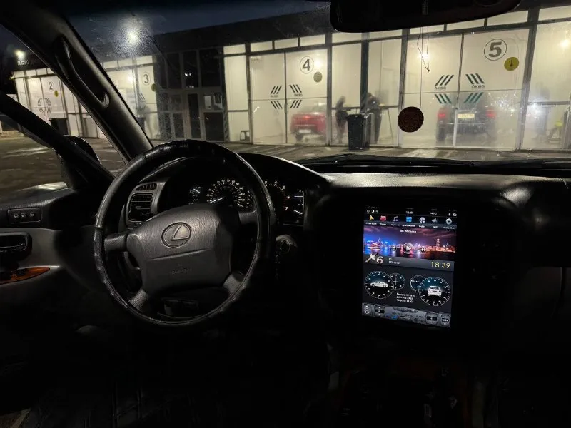Продам lexus lx год: 1998 пробег: 300 000 автомобиль в достойном состоянии, свеже крашеный, технически полностью в исправном состоянии, за автомобиль не стыдно, установлен и вписан газ, новая зимняя резина, третий ряд сидений, рама кузов не гнилые обработаны, вин читается, салон в хорошем состоянии, подогревы работают, раздатка и блокировки работают исправно, мотор коробка без нареканий, вообщем и целом достойный аппарат как и на повседнев так и на поездки по полям. цена 1 500 000 торг присутствует +79496152097 - фотография - 7