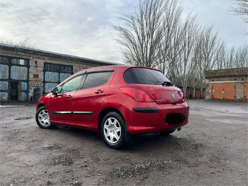 Peugeot 308 2008г. в. пробег 350000км авто на полном ходу, езжу каждый день. во владении 3 года. 30000км назад, был выполнен полный капитальный ремонт двигателя (фото предоставлю). за два последних месяца были заменены передние стойки, опоры, ступичные подшипники, сайлентблоки передних рычагов, рулевые тяги. авто сел-поехал! крашены бампера и задняя крышка багажника, остальное в родном окрасе. по кузову, в силу возраста, есть дефекты, на езду не влияют. все интересующие вопросы по телефону феникс торг у капота. осмотр донецк +7-949-314-99-15 📞 звоните: +7(949)3149915 - фотография - 2