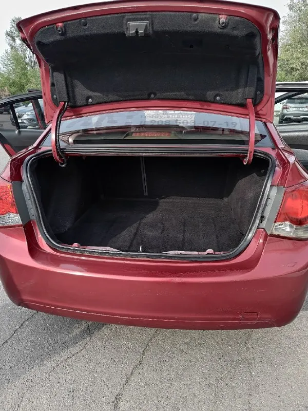 Продам chevrolet cruze 1.6. В хорошем состоянии. По низу рынка. По мотору и коробке вопросов нет, мотор не троит не дымит, коробка переключает плавно. Салон не затертый, не прокуренный ездила девушка последние 5 лет. По ходовой вложений не требует. Кондиционер холодит, подогревы сидений работают, электро зеркала работают. По кузову есть нюансы не критично. Луганск цена 570000рублей. Торг у капота. +79591855196
📞 Звоните: +7(959)1855196 - фотография - 10
