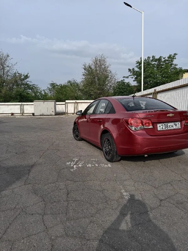 Продам chevrolet cruze 1.6. В хорошем состоянии. По низу рынка. По мотору и коробке вопросов нет, мотор не троит не дымит, коробка переключает плавно. Салон не затертый, не прокуренный ездила девушка последние 5 лет. По ходовой вложений не требует. Кондиционер холодит, подогревы сидений работают, электро зеркала работают. По кузову есть нюансы не критично. Луганск цена 570000рублей. Торг у капота. +79591855196
📞 Звоните: +7(959)1855196 - фотография - 3