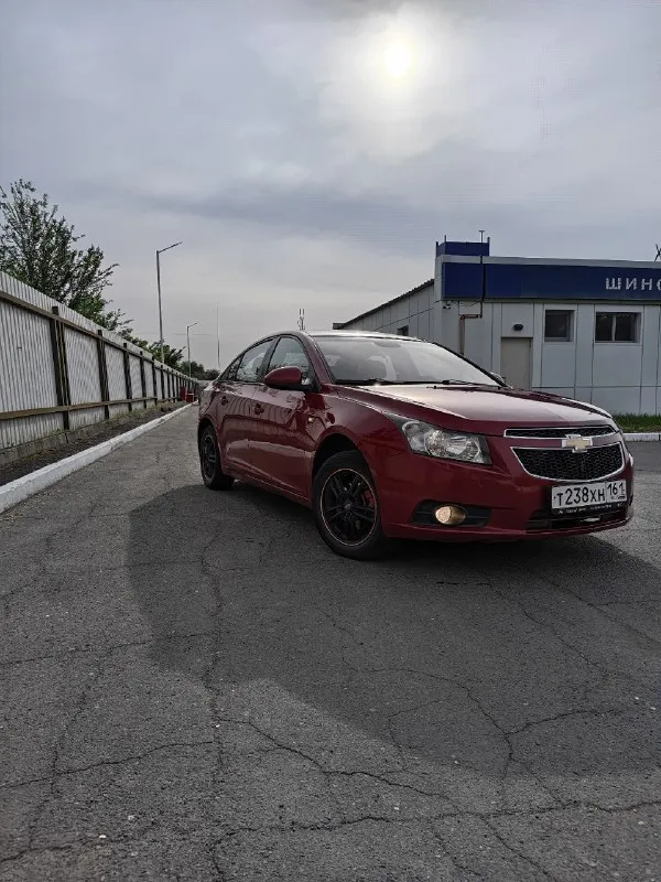 Продам chevrolet cruze 1.6. В хорошем состоянии. По низу рынка. По мотору и коробке вопросов нет, мотор не троит не дымит, коробка переключает плавно. Салон не затертый, не прокуренный ездила девушка последние 5 лет. По ходовой вложений не требует. Кондиционер холодит, подогревы сидений работают, электро зеркала работают. По кузову есть нюансы не критично. Луганск цена 570000рублей. Торг у капота. +79591855196
📞 Звоните: +7(959)1855196 - фотография - 5