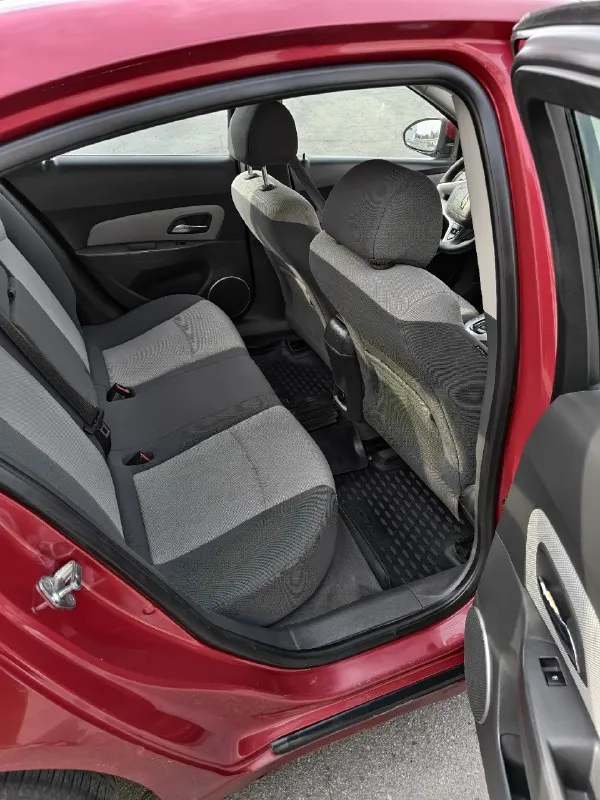 Продам chevrolet cruze 1.6. В хорошем состоянии. По низу рынка. По мотору и коробке вопросов нет, мотор не троит не дымит, коробка переключает плавно. Салон не затертый, не прокуренный ездила девушка последние 5 лет. По ходовой вложений не требует. Кондиционер холодит, подогревы сидений работают, электро зеркала работают. По кузову есть нюансы не критично. Луганск цена 570000рублей. Торг у капота. +79591855196
📞 Звоните: +7(959)1855196 - фотография - 6