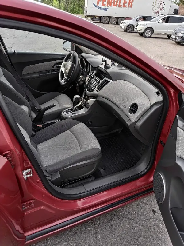 Продам chevrolet cruze 1.6. В хорошем состоянии. По низу рынка. По мотору и коробке вопросов нет, мотор не троит не дымит, коробка переключает плавно. Салон не затертый, не прокуренный ездила девушка последние 5 лет. По ходовой вложений не требует. Кондиционер холодит, подогревы сидений работают, электро зеркала работают. По кузову есть нюансы не критично. Луганск цена 570000рублей. Торг у капота. +79591855196
📞 Звоните: +7(959)1855196 - фотография - 7