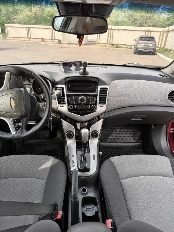 Продам chevrolet cruze 1.6. В хорошем состоянии. По низу рынка. По мотору и коробке вопросов нет, мотор не троит не дымит, коробка переключает плавно. Салон не затертый, не прокуренный ездила девушка последние 5 лет. По ходовой вложений не требует. Кондиционер холодит, подогревы сидений работают, электро зеркала работают. По кузову есть нюансы не критично. Луганск цена 570000рублей. Торг у капота. +79591855196
📞 Звоните: +7(959)1855196 - фотография - 8