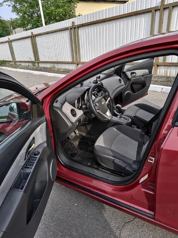 Продам chevrolet cruze 1.6. В хорошем состоянии. По низу рынка. По мотору и коробке вопросов нет, мотор не троит не дымит, коробка переключает плавно. Салон не затертый, не прокуренный ездила девушка последние 5 лет. По ходовой вложений не требует. Кондиционер холодит, подогревы сидений работают, электро зеркала работают. По кузову есть нюансы не критично. Луганск цена 570000рублей. Торг у капота. +79591855196
📞 Звоните: +7(959)1855196 - фотография - 9