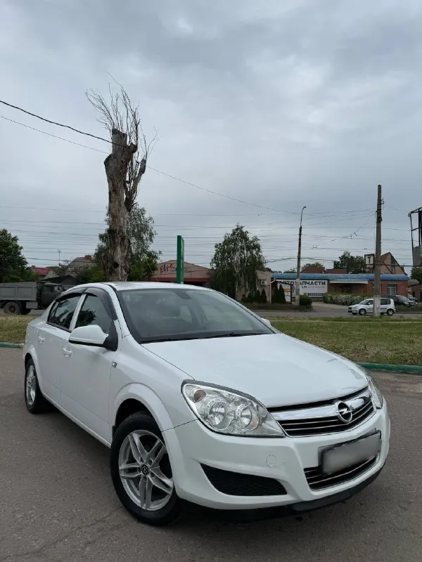 Opel astra h - 2011 год, седан, 1.8 бензин, механика, прочитайте всю информацию про автомобиль внимательно! в продаже капсула времени! любые проверки, сто и тд! автотека и вся история прозрачная и совпадает с описанием!!! родного пробега 99 тысяч километров! один собственник за всю историю, машина покупалась в официальном дилере, эксплуатация сугубо местная! весь комплект ключей! самая полнейшая комплектация которая существует, парктроники, климат контроль двух зонный, подогрев сидений, круиз контроль, и много чего еще! так же стоит дорогая сигнализация. второй комплект зимней резине на дисках в подарок цена 950.000 тысяч рублей для более детальной информации звоните ! ▶️смотреть больше фото◀️ 📲 tg: @donbass7770 📞 звоните: +7(949)5180296 - фотография - 1