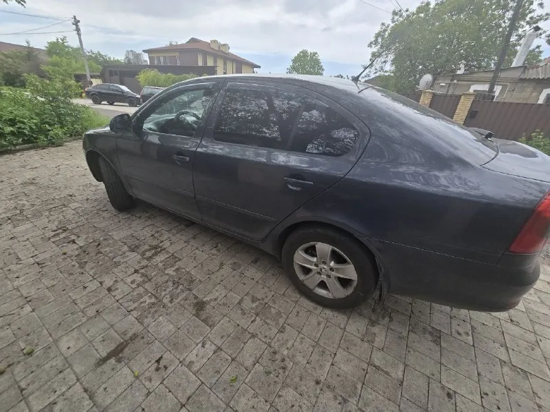 Продам шкода октавия а5 2010г. мотор 1.8турбо работает ровно масло не расходует. коробка (дсг) не пинает работает как надо. пробег 170к. по кузову есть моменты не критично. цена 800 тыс руб +79493924410 - фотография - 1