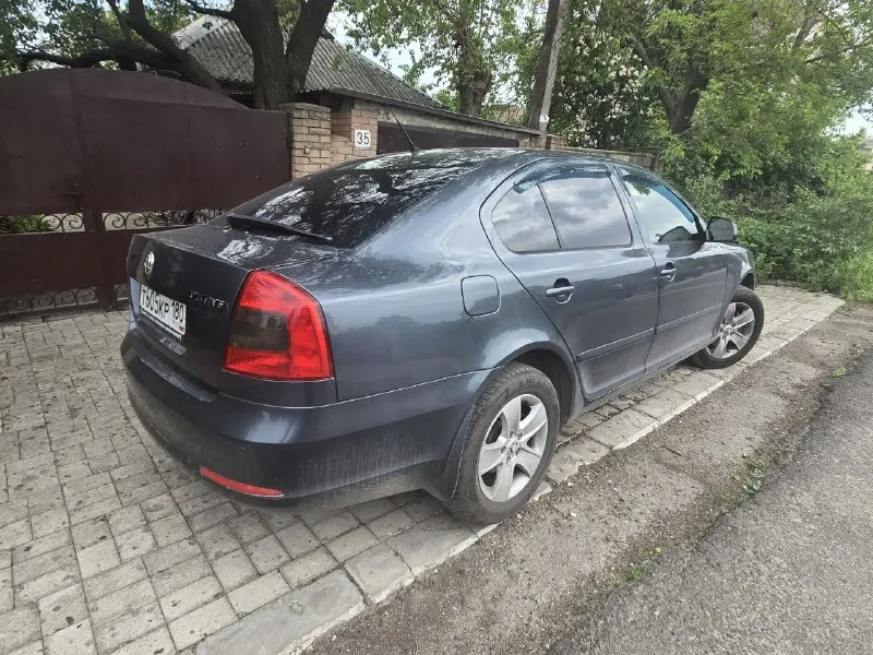 Продам шкода октавия а5 2010г. мотор 1.8турбо работает ровно масло не расходует. коробка (дсг) не пинает работает как надо. пробег 170к. по кузову есть моменты не критично. цена 800 тыс руб +79493924410 - фотография - 3