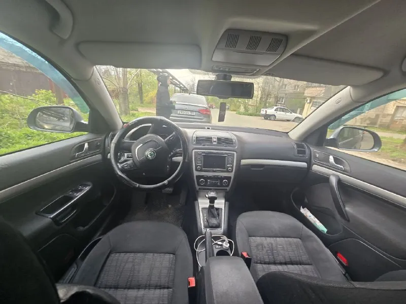 Продам шкода октавия а5 2010г. мотор 1.8турбо работает ровно масло не расходует. коробка (дсг) не пинает работает как надо. пробег 170к. по кузову есть моменты не критично. цена 800 тыс руб +79493924410 - фотография - 5