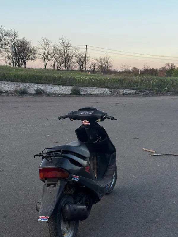 Продам -скутер honda dio 27 работает без нареканий заводиться с пол оборота вся электрика работает все мигает все светится стоит новая поршневая 65 кубов едет очень бодро подробнее в лс цена 35.000 небольшой торг пгт донское, возле волновахи звоните: +79490047155 📞 звоните: +7(949)0047155 - фотография - 2