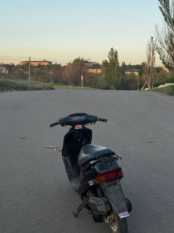 Продам -скутер honda dio 27 работает без нареканий заводиться с пол оборота вся электрика работает все мигает все светится стоит новая поршневая 65 кубов едет очень бодро подробнее в лс цена 35.000 небольшой торг пгт донское, возле волновахи звоните: +79490047155 📞 звоните: +7(949)0047155 - фотография - 3