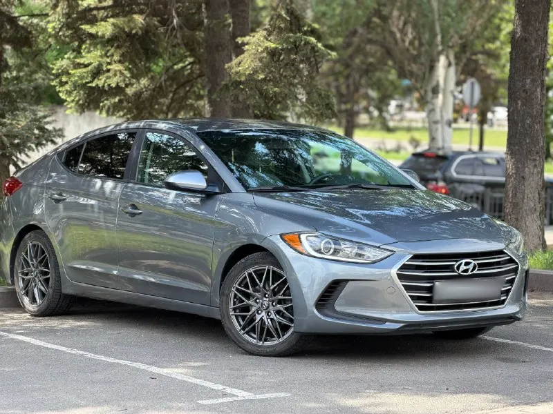Hyundai elantra 2017 года выпуска, 2.0 литра бензин, автомат, 130 тысяч пробег, не бита не крашена без дтп!, один собственник, машина в отличном состоянии, что по кузову что по технике, хорошая комплектация, стоит хорошая сигнализация, лед лампы, и тд. за машину не стыдно, звоните для более подробной информации. цена 1.290🍋 ▶️смотреть больше фото◀️ обмен в обе стороны. +79495180296 📲 tg: @donbass7770 📞 звоните: +7(949)5180296 - фотография - 1