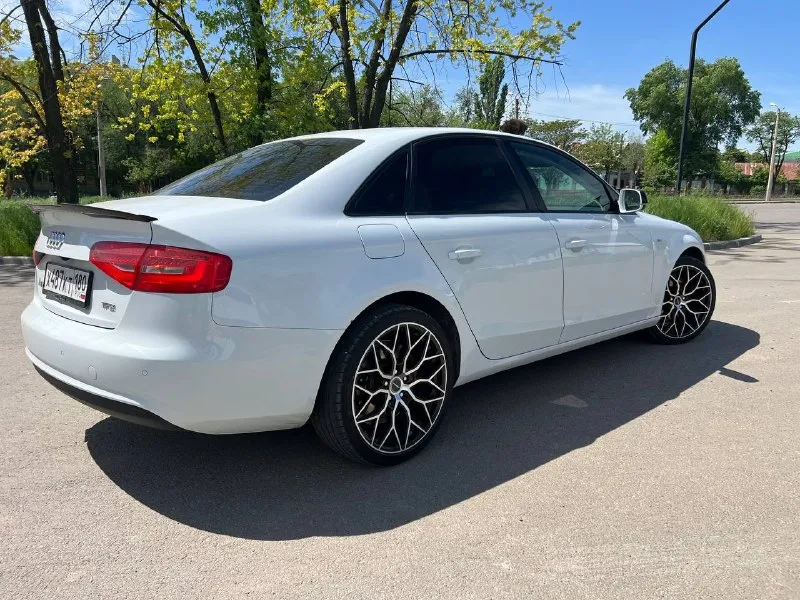Продам audi a4 b8 машина в около идеальном состоянии. произведен капитальный ремонт двигателя, масло от замены до замены, катализатор на месте, прошивок не видела. по ходовой части все идеально. диски р19 новые на новой резине. магнитола андроид звук бомба, камера заднего вида, парктроники, датчики света/дождя, установлены новые линзы в фары, лэд лампы в туманках. по машине вложений никаких! машина личная, езжу каждый день. за последние пол года вложено больше 300к. гаражное хранение. за машину не стыдно. год 2013 пробег 162тыс. цена 1.530🍋 телефон ☎️ +7(949)3452060 📲 tg: петр 📞 звоните: +7(949)3452060 - фотография - 3