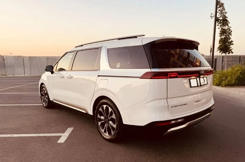 Продам кросвен премиум класса kia carnival 2021 года 2.2 дизель 202 л. С полноценный и надежный автомат 8 ступеней самая максимальная комплектация топ signature 9 мест не путайте с другими комплектациями это разные авто и так пригонял год назад из корее я хозяин на меня оформлена авто состояние нового без дтп вся в родне с оригинальным пробегом 95000 тысяч 100% полы и пороги еще в заводской пленке обслужена все масла фильтра обслуженный у официального дилера есть. Чеки техническое состояние авто без вложений обсолютно
На фото написал что есть в комплектации но не все писать много и все не упомнишь два комплекта колес больше фото пишите телеграмм вацап цена 4м 250 торг реальному +79613916172 - фотография - 4