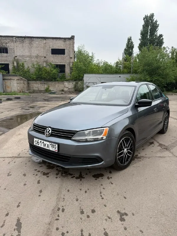🚗продам свой volkswagen jetta vi 2.0 115л. с. -год выпуска 2010. -поколение vi (2010-2015) -бензин -передний привод -цвет серый -кпп автомат -двигатель в полном порядке, колодки новые, масло поменяно, фильтры поменяны, ремень двигателя новый, ролики и свечи новые, масло в коробке поменяно…вообщем сел и поехал. -по документам порядок, один владелец. -новые диски и летняя резина куплены в апреле месяце 2026г. -вместительный багажник, салон в хорошем состоянии. -есть не большие погрешности по кузову. -проверка на любом сто. -обслуживали машину у официалов. -причина продажи, покупка новой машины. -осмотр город донецк. 🔥цена:850т. р.🔥 -все вопросы по номеру +79493076891. 📞 звоните: +7(949)3076891 - фотография - 1