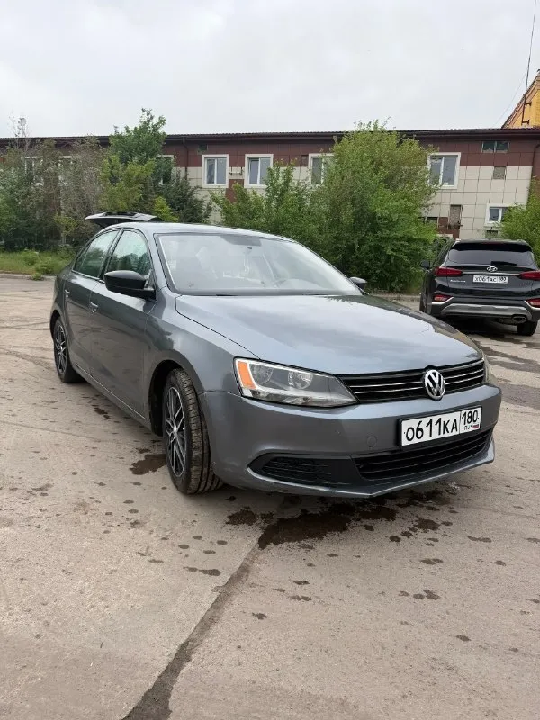 🚗продам свой volkswagen jetta vi 2.0 115л. с. -год выпуска 2010. -поколение vi (2010-2015) -бензин -передний привод -цвет серый -кпп автомат -двигатель в полном порядке, колодки новые, масло поменяно, фильтры поменяны, ремень двигателя новый, ролики и свечи новые, масло в коробке поменяно…вообщем сел и поехал. -по документам порядок, один владелец. -новые диски и летняя резина куплены в апреле месяце 2026г. -вместительный багажник, салон в хорошем состоянии. -есть не большие погрешности по кузову. -проверка на любом сто. -обслуживали машину у официалов. -причина продажи, покупка новой машины. -осмотр город донецк. 🔥цена:850т. р.🔥 -все вопросы по номеру +79493076891. 📞 звоните: +7(949)3076891 - фотография - 2