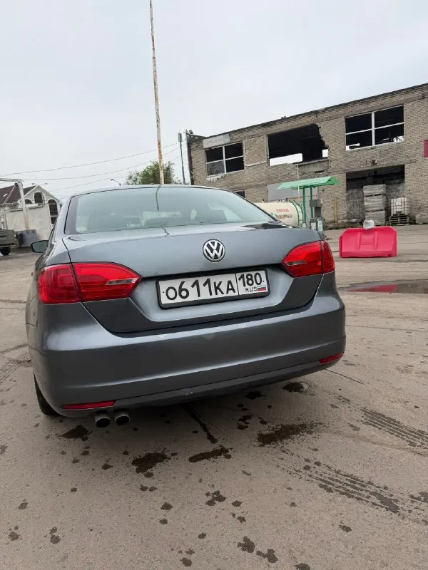 🚗продам свой volkswagen jetta vi 2.0 115л. с. -год выпуска 2010. -поколение vi (2010-2015) -бензин -передний привод -цвет серый -кпп автомат -двигатель в полном порядке, колодки новые, масло поменяно, фильтры поменяны, ремень двигателя новый, ролики и свечи новые, масло в коробке поменяно…вообщем сел и поехал. -по документам порядок, один владелец. -новые диски и летняя резина куплены в апреле месяце 2026г. -вместительный багажник, салон в хорошем состоянии. -есть не большие погрешности по кузову. -проверка на любом сто. -обслуживали машину у официалов. -причина продажи, покупка новой машины. -осмотр город донецк. 🔥цена:850т. р.🔥 -все вопросы по номеру +79493076891. 📞 звоните: +7(949)3076891 - фотография - 3