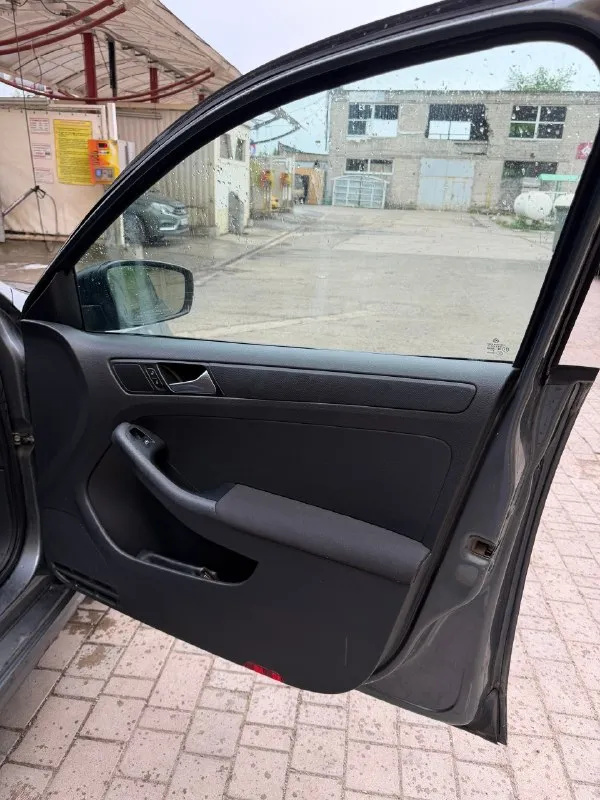 🚗продам свой volkswagen jetta vi 2.0 115л. с. -год выпуска 2010. -поколение vi (2010-2015) -бензин -передний привод -цвет серый -кпп автомат -двигатель в полном порядке, колодки новые, масло поменяно, фильтры поменяны, ремень двигателя новый, ролики и свечи новые, масло в коробке поменяно…вообщем сел и поехал. -по документам порядок, один владелец. -новые диски и летняя резина куплены в апреле месяце 2026г. -вместительный багажник, салон в хорошем состоянии. -есть не большие погрешности по кузову. -проверка на любом сто. -обслуживали машину у официалов. -причина продажи, покупка новой машины. -осмотр город донецк. 🔥цена:850т. р.🔥 -все вопросы по номеру +79493076891. 📞 звоните: +7(949)3076891 - фотография - 5
