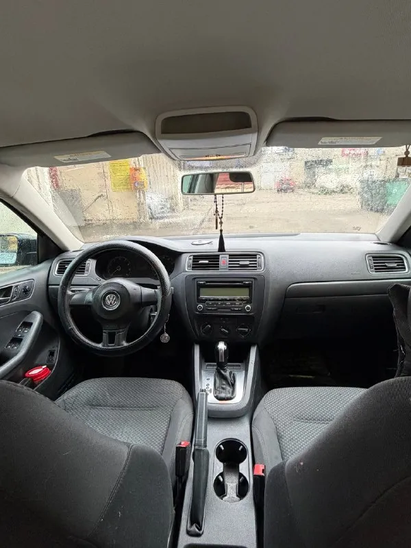 🚗продам свой volkswagen jetta vi 2.0 115л. с. -год выпуска 2010. -поколение vi (2010-2015) -бензин -передний привод -цвет серый -кпп автомат -двигатель в полном порядке, колодки новые, масло поменяно, фильтры поменяны, ремень двигателя новый, ролики и свечи новые, масло в коробке поменяно…вообщем сел и поехал. -по документам порядок, один владелец. -новые диски и летняя резина куплены в апреле месяце 2026г. -вместительный багажник, салон в хорошем состоянии. -есть не большие погрешности по кузову. -проверка на любом сто. -обслуживали машину у официалов. -причина продажи, покупка новой машины. -осмотр город донецк. 🔥цена:850т. р.🔥 -все вопросы по номеру +79493076891. 📞 звоните: +7(949)3076891 - фотография - 6