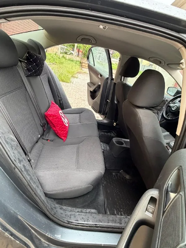 🚗продам свой volkswagen jetta vi 2.0 115л. с. -год выпуска 2010. -поколение vi (2010-2015) -бензин -передний привод -цвет серый -кпп автомат -двигатель в полном порядке, колодки новые, масло поменяно, фильтры поменяны, ремень двигателя новый, ролики и свечи новые, масло в коробке поменяно…вообщем сел и поехал. -по документам порядок, один владелец. -новые диски и летняя резина куплены в апреле месяце 2026г. -вместительный багажник, салон в хорошем состоянии. -есть не большие погрешности по кузову. -проверка на любом сто. -обслуживали машину у официалов. -причина продажи, покупка новой машины. -осмотр город донецк. 🔥цена:850т. р.🔥 -все вопросы по номеру +79493076891. 📞 звоните: +7(949)3076891 - фотография - 7