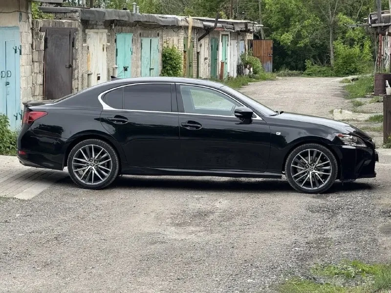 Lexus gs 350 awd, 2013 год 🍒 автомобиль в отличном состоянии. один владелец. без дтп. черный цвет - выглядит дорого и очень эффектно. • 3.5 бензин • полный привод • акпп • спорт-режим • раздельный климат-контроль • пробег: 205 920 км • зимняя резина в комплекте • цена: 2 900 000 ₽ • город: донецк gs 350 - это сочетание комфорта, динамики и надежности. автомобиль уверенно разгоняется, отлично держит дорогу и комфортно входит в повороты. подходит как для спокойной комфортной езды, так и для более динамичного вождения. машина ухоженная, без лишнего “колхоза”, салон и внешний вид в достойном состоянии. все вопросы - в сообщения или по телефону +79499951065. 📞 звоните: +7(949)9951065 - фотография - 1
