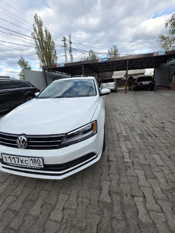 Продаю volkswagen jetta 6 надежный, динамичный и очень комфортный автомобиль 2015 года выпуска. учет рф. двигатель: 1.8 л. трансмиссия: автомат работает без нареканий. цвет: белый. запуск двигателя с кнопки (система start/stop). люк, круиз-контроль, кондиционер, установлены линзы. по ходовой части нареканий нет. по двигателю также без замечаний. то каждые 7 тысяч километров. автомобиль юридически чист, стс и птс на руках. 2 комплекта колес цена 1.350.000 +79493087913 так же мах +79498594305 📲 tg: @vostorh 📞 звоните: +7(949)3087913 - фотография - 1