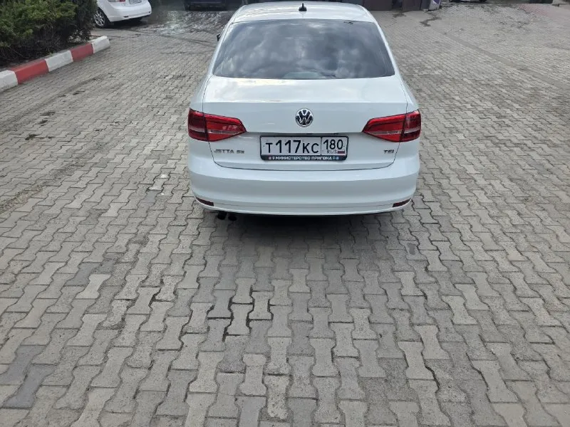 Продаю volkswagen jetta 6 надежный, динамичный и очень комфортный автомобиль 2015 года выпуска. учет рф. двигатель: 1.8 л. трансмиссия: автомат работает без нареканий. цвет: белый. запуск двигателя с кнопки (система start/stop). люк, круиз-контроль, кондиционер, установлены линзы. по ходовой части нареканий нет. по двигателю также без замечаний. то каждые 7 тысяч километров. автомобиль юридически чист, стс и птс на руках. 2 комплекта колес цена 1.350.000 +79493087913 так же мах +79498594305 📲 tg: @vostorh 📞 звоните: +7(949)3087913 - фотография - 10