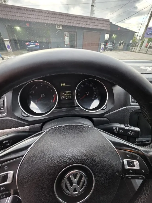 Продаю volkswagen jetta 6 надежный, динамичный и очень комфортный автомобиль 2015 года выпуска. учет рф. двигатель: 1.8 л. трансмиссия: автомат работает без нареканий. цвет: белый. запуск двигателя с кнопки (система start/stop). люк, круиз-контроль, кондиционер, установлены линзы. по ходовой части нареканий нет. по двигателю также без замечаний. то каждые 7 тысяч километров. автомобиль юридически чист, стс и птс на руках. 2 комплекта колес цена 1.350.000 +79493087913 так же мах +79498594305 📲 tg: @vostorh 📞 звоните: +7(949)3087913 - фотография - 2