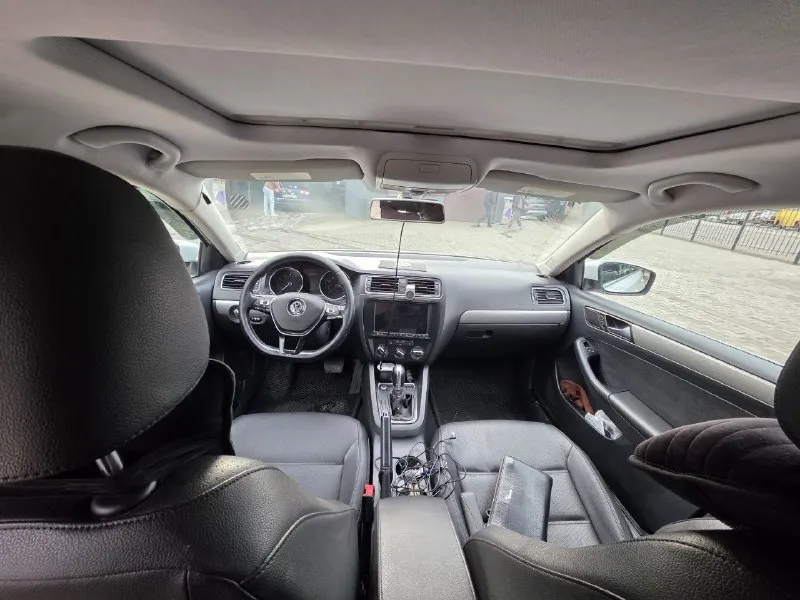 Продаю volkswagen jetta 6 надежный, динамичный и очень комфортный автомобиль 2015 года выпуска. учет рф. двигатель: 1.8 л. трансмиссия: автомат работает без нареканий. цвет: белый. запуск двигателя с кнопки (система start/stop). люк, круиз-контроль, кондиционер, установлены линзы. по ходовой части нареканий нет. по двигателю также без замечаний. то каждые 7 тысяч километров. автомобиль юридически чист, стс и птс на руках. 2 комплекта колес цена 1.350.000 +79493087913 так же мах +79498594305 📲 tg: @vostorh 📞 звоните: +7(949)3087913 - фотография - 3