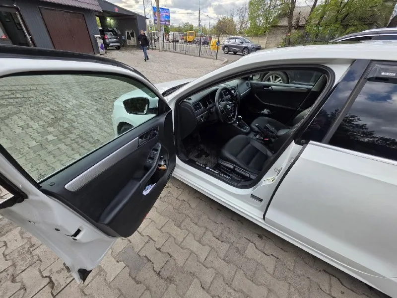 Продаю volkswagen jetta 6 надежный, динамичный и очень комфортный автомобиль 2015 года выпуска. учет рф. двигатель: 1.8 л. трансмиссия: автомат работает без нареканий. цвет: белый. запуск двигателя с кнопки (система start/stop). люк, круиз-контроль, кондиционер, установлены линзы. по ходовой части нареканий нет. по двигателю также без замечаний. то каждые 7 тысяч километров. автомобиль юридически чист, стс и птс на руках. 2 комплекта колес цена 1.350.000 +79493087913 так же мах +79498594305 📲 tg: @vostorh 📞 звоните: +7(949)3087913 - фотография - 5