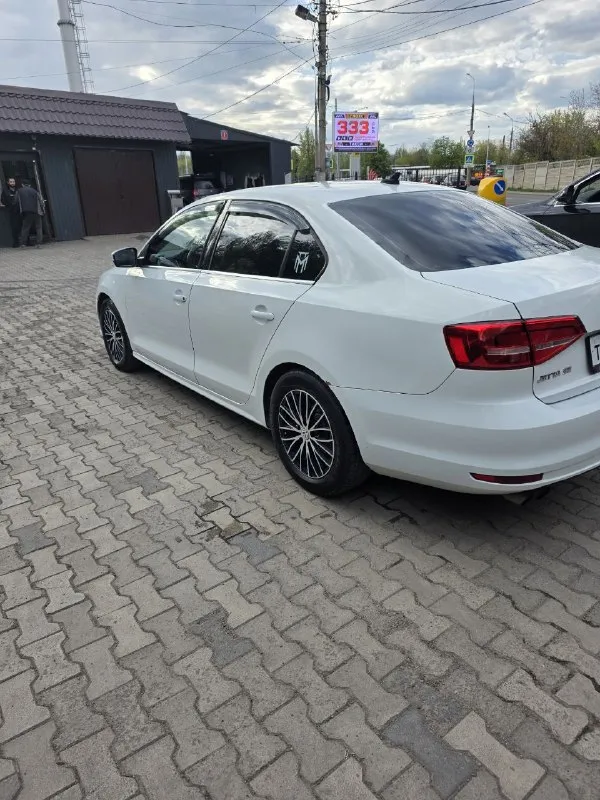 Продаю volkswagen jetta 6 надежный, динамичный и очень комфортный автомобиль 2015 года выпуска. учет рф. двигатель: 1.8 л. трансмиссия: автомат работает без нареканий. цвет: белый. запуск двигателя с кнопки (система start/stop). люк, круиз-контроль, кондиционер, установлены линзы. по ходовой части нареканий нет. по двигателю также без замечаний. то каждые 7 тысяч километров. автомобиль юридически чист, стс и птс на руках. 2 комплекта колес цена 1.350.000 +79493087913 так же мах +79498594305 📲 tg: @vostorh 📞 звоните: +7(949)3087913 - фотография - 6