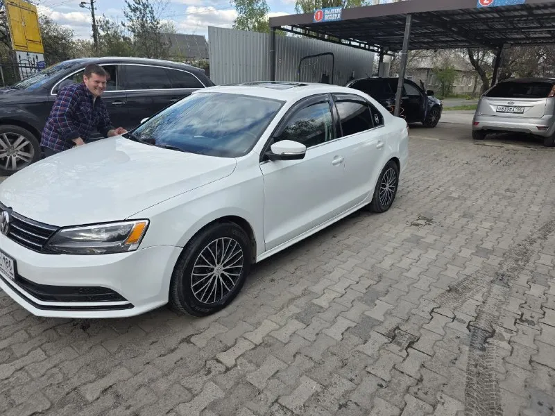 Продаю volkswagen jetta 6 надежный, динамичный и очень комфортный автомобиль 2015 года выпуска. учет рф. двигатель: 1.8 л. трансмиссия: автомат работает без нареканий. цвет: белый. запуск двигателя с кнопки (система start/stop). люк, круиз-контроль, кондиционер, установлены линзы. по ходовой части нареканий нет. по двигателю также без замечаний. то каждые 7 тысяч километров. автомобиль юридически чист, стс и птс на руках. 2 комплекта колес цена 1.350.000 +79493087913 так же мах +79498594305 📲 tg: @vostorh 📞 звоните: +7(949)3087913 - фотография - 7