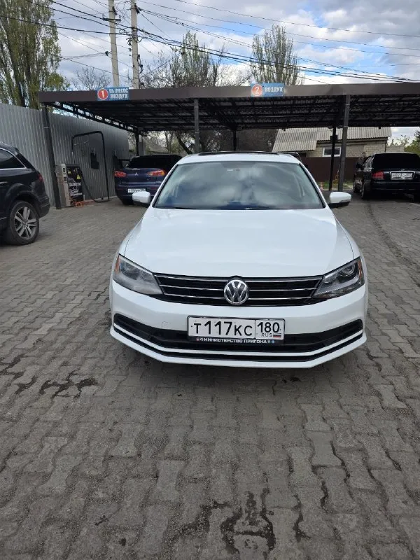 Продаю volkswagen jetta 6 надежный, динамичный и очень комфортный автомобиль 2015 года выпуска. учет рф. двигатель: 1.8 л. трансмиссия: автомат работает без нареканий. цвет: белый. запуск двигателя с кнопки (система start/stop). люк, круиз-контроль, кондиционер, установлены линзы. по ходовой части нареканий нет. по двигателю также без замечаний. то каждые 7 тысяч километров. автомобиль юридически чист, стс и птс на руках. 2 комплекта колес цена 1.350.000 +79493087913 так же мах +79498594305 📲 tg: @vostorh 📞 звоните: +7(949)3087913 - фотография - 8