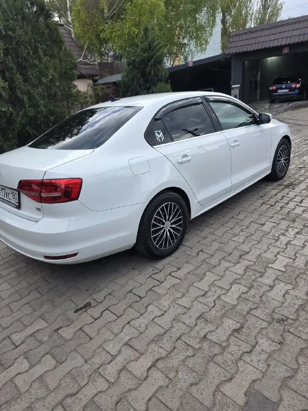 Продаю volkswagen jetta 6 надежный, динамичный и очень комфортный автомобиль 2015 года выпуска. учет рф. двигатель: 1.8 л. трансмиссия: автомат работает без нареканий. цвет: белый. запуск двигателя с кнопки (система start/stop). люк, круиз-контроль, кондиционер, установлены линзы. по ходовой части нареканий нет. по двигателю также без замечаний. то каждые 7 тысяч километров. автомобиль юридически чист, стс и птс на руках. 2 комплекта колес цена 1.350.000 +79493087913 так же мах +79498594305 📲 tg: @vostorh 📞 звоните: +7(949)3087913 - фотография - 9