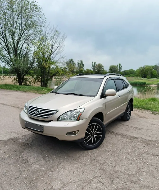Lexus rx 350 2008 г. в. 3.5 автомат, полный привод пробег 223 тыс. км. продам легендарного японца, второе поколение, рестайлинг! автомобиль в отличном состоянии! всего 2 хозяина за всё время! ездила женщина. автомобиль обслужен, по технике проблем нет! кузов без дтп, все стекла - заводские! передние фары в броне плёнке, стоят дорогие линзы. также в авто сделана шумоизоляция! установлен сабвуфер! произведена замена масла в двигателе, коробке и раздатке. комплектация: раздельный климат, круиз, память руля и кресел, подогревы, электро регулировка сидений, камера заднего вида, электро люк, кожаный салон, мультимедиа с навигацией и блютуз, датчик света, дождя, электро крышка багажника, премиальная музыка и многое другое. подробнее по телефону. также есть видео обзор! осмотр лнр, стаханов тел. +79592725588 цена 1.350.000₽ 📞 звоните: +7(959)2725588 - фотография - 1