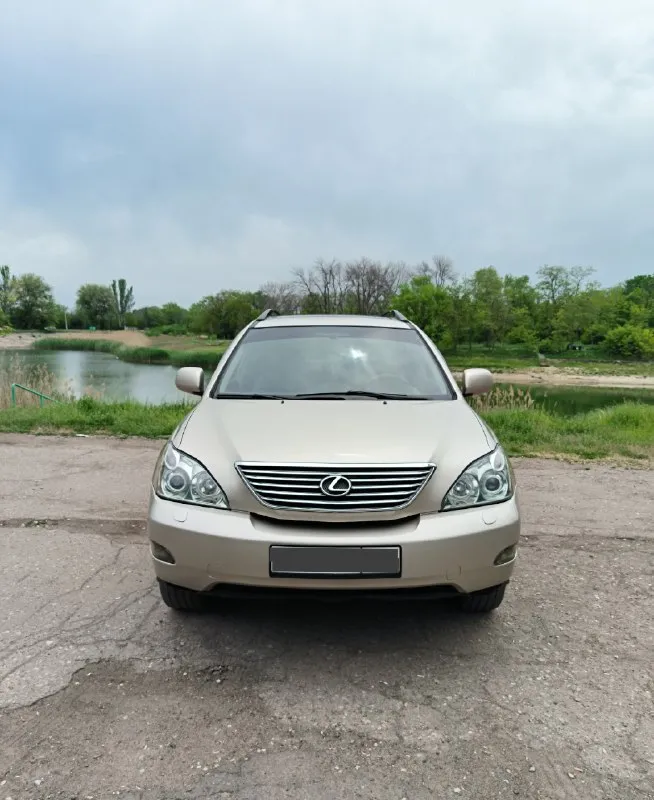 Lexus rx 350 2008 г. в. 3.5 автомат, полный привод пробег 223 тыс. км. продам легендарного японца, второе поколение, рестайлинг! автомобиль в отличном состоянии! всего 2 хозяина за всё время! ездила женщина. автомобиль обслужен, по технике проблем нет! кузов без дтп, все стекла - заводские! передние фары в броне плёнке, стоят дорогие линзы. также в авто сделана шумоизоляция! установлен сабвуфер! произведена замена масла в двигателе, коробке и раздатке. комплектация: раздельный климат, круиз, память руля и кресел, подогревы, электро регулировка сидений, камера заднего вида, электро люк, кожаный салон, мультимедиа с навигацией и блютуз, датчик света, дождя, электро крышка багажника, премиальная музыка и многое другое. подробнее по телефону. также есть видео обзор! осмотр лнр, стаханов тел. +79592725588 цена 1.350.000₽ 📞 звоните: +7(959)2725588 - фотография - 2
