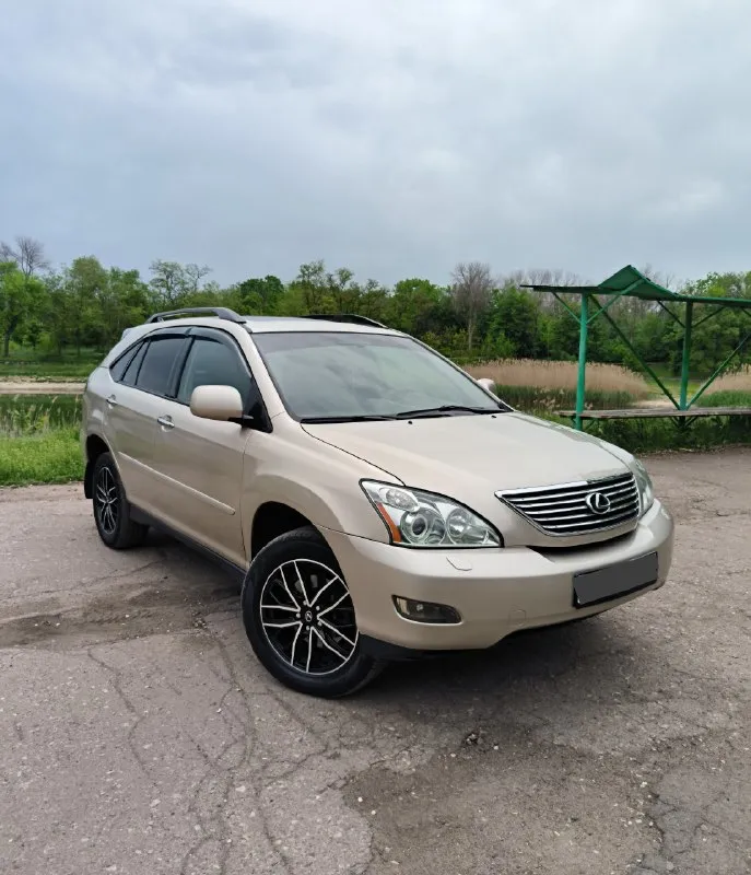 Lexus rx 350 2008 г. в. 3.5 автомат, полный привод пробег 223 тыс. км. продам легендарного японца, второе поколение, рестайлинг! автомобиль в отличном состоянии! всего 2 хозяина за всё время! ездила женщина. автомобиль обслужен, по технике проблем нет! кузов без дтп, все стекла - заводские! передние фары в броне плёнке, стоят дорогие линзы. также в авто сделана шумоизоляция! установлен сабвуфер! произведена замена масла в двигателе, коробке и раздатке. комплектация: раздельный климат, круиз, память руля и кресел, подогревы, электро регулировка сидений, камера заднего вида, электро люк, кожаный салон, мультимедиа с навигацией и блютуз, датчик света, дождя, электро крышка багажника, премиальная музыка и многое другое. подробнее по телефону. также есть видео обзор! осмотр лнр, стаханов тел. +79592725588 цена 1.350.000₽ 📞 звоните: +7(959)2725588 - фотография - 3