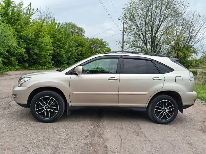 Lexus rx 350 2008 г. в. 3.5 автомат, полный привод пробег 223 тыс. км. продам легендарного японца, второе поколение, рестайлинг! автомобиль в отличном состоянии! всего 2 хозяина за всё время! ездила женщина. автомобиль обслужен, по технике проблем нет! кузов без дтп, все стекла - заводские! передние фары в броне плёнке, стоят дорогие линзы. также в авто сделана шумоизоляция! установлен сабвуфер! произведена замена масла в двигателе, коробке и раздатке. комплектация: раздельный климат, круиз, память руля и кресел, подогревы, электро регулировка сидений, камера заднего вида, электро люк, кожаный салон, мультимедиа с навигацией и блютуз, датчик света, дождя, электро крышка багажника, премиальная музыка и многое другое. подробнее по телефону. также есть видео обзор! осмотр лнр, стаханов тел. +79592725588 цена 1.350.000₽ 📞 звоните: +7(959)2725588 - фотография - 4