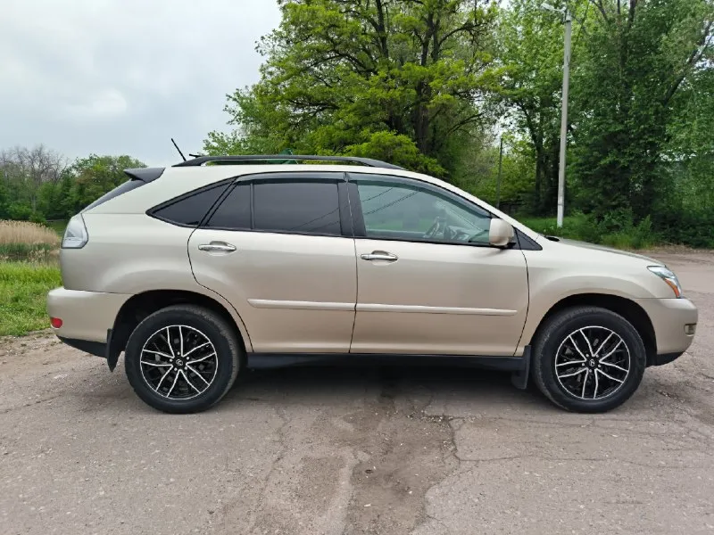 Lexus rx 350 2008 г. в. 3.5 автомат, полный привод пробег 223 тыс. км. продам легендарного японца, второе поколение, рестайлинг! автомобиль в отличном состоянии! всего 2 хозяина за всё время! ездила женщина. автомобиль обслужен, по технике проблем нет! кузов без дтп, все стекла - заводские! передние фары в броне плёнке, стоят дорогие линзы. также в авто сделана шумоизоляция! установлен сабвуфер! произведена замена масла в двигателе, коробке и раздатке. комплектация: раздельный климат, круиз, память руля и кресел, подогревы, электро регулировка сидений, камера заднего вида, электро люк, кожаный салон, мультимедиа с навигацией и блютуз, датчик света, дождя, электро крышка багажника, премиальная музыка и многое другое. подробнее по телефону. также есть видео обзор! осмотр лнр, стаханов тел. +79592725588 цена 1.350.000₽ 📞 звоните: +7(959)2725588 - фотография - 5