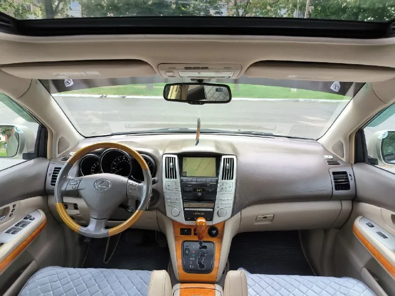Lexus rx 350 2008 г. в. 3.5 автомат, полный привод пробег 223 тыс. км. продам легендарного японца, второе поколение, рестайлинг! автомобиль в отличном состоянии! всего 2 хозяина за всё время! ездила женщина. автомобиль обслужен, по технике проблем нет! кузов без дтп, все стекла - заводские! передние фары в броне плёнке, стоят дорогие линзы. также в авто сделана шумоизоляция! установлен сабвуфер! произведена замена масла в двигателе, коробке и раздатке. комплектация: раздельный климат, круиз, память руля и кресел, подогревы, электро регулировка сидений, камера заднего вида, электро люк, кожаный салон, мультимедиа с навигацией и блютуз, датчик света, дождя, электро крышка багажника, премиальная музыка и многое другое. подробнее по телефону. также есть видео обзор! осмотр лнр, стаханов тел. +79592725588 цена 1.350.000₽ 📞 звоните: +7(959)2725588 - фотография - 9