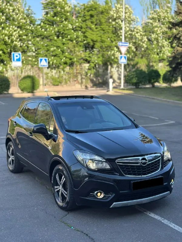 Марка - opel mokka 🚘 год выпуска- 2015г декабрь пробег - 151.000км родной! полностью обслужен! - 1.4 турбо бензин. коробка самая надежная автомат aisin 6ст автомобиль полностью в заводском окрасе, без каких либо дтп! автотека полностью зеленая пишет срочно на осмотр последняя фотография➡️ автомобиль полностью обслужен, все масла фильтра, колодки ходовая часть полностью обслужена, вложений никаких не требует от слова совсем! максимальная комплектация cosmo: люк. адаптивный круиз контроль. удержание полосы. распознавание знаков. подогревы сидений зеркал лобового и руля! двух зонный климат контроля. авто свет. авто дождь. навигация. громкая связь блютус аукс. кожаный мультируль. партроники передние и задние, камера заднего хода. розетка 220w ( автомобиль с кристально чистой историей с родным пробегом и без дтп и каких либо случаев!) цена 1.290.000₽+ хороший торг, хорошему покупателю) +79490518507 ▶️смотреть больше фото◀️ звоните в любое время, если не доступен звонит 📲 tg: @alligator_0888 📞 звоните: +7(949)0518507 - фотография - 1