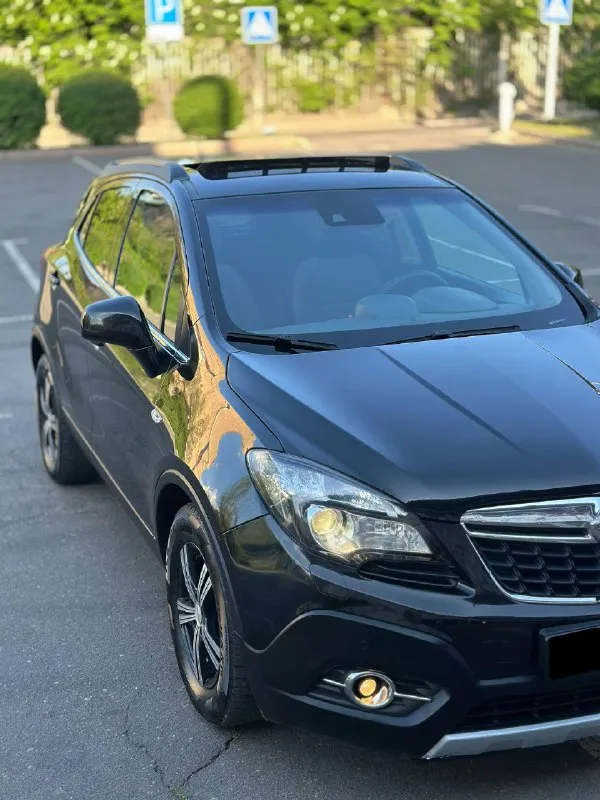 Марка - opel mokka 🚘 год выпуска- 2015г декабрь пробег - 151.000км родной! полностью обслужен! - 1.4 турбо бензин. коробка самая надежная автомат aisin 6ст автомобиль полностью в заводском окрасе, без каких либо дтп! автотека полностью зеленая пишет срочно на осмотр последняя фотография➡️ автомобиль полностью обслужен, все масла фильтра, колодки ходовая часть полностью обслужена, вложений никаких не требует от слова совсем! максимальная комплектация cosmo: люк. адаптивный круиз контроль. удержание полосы. распознавание знаков. подогревы сидений зеркал лобового и руля! двух зонный климат контроля. авто свет. авто дождь. навигация. громкая связь блютус аукс. кожаный мультируль. партроники передние и задние, камера заднего хода. розетка 220w ( автомобиль с кристально чистой историей с родным пробегом и без дтп и каких либо случаев!) цена 1.290.000₽+ хороший торг, хорошему покупателю) +79490518507 ▶️смотреть больше фото◀️ звоните в любое время, если не доступен звонит 📲 tg: @alligator_0888 📞 звоните: +7(949)0518507 - фотография - 4