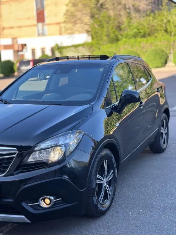 Марка - opel mokka 🚘 год выпуска- 2015г декабрь пробег - 151.000км родной! полностью обслужен! - 1.4 турбо бензин. коробка самая надежная автомат aisin 6ст автомобиль полностью в заводском окрасе, без каких либо дтп! автотека полностью зеленая пишет срочно на осмотр последняя фотография➡️ автомобиль полностью обслужен, все масла фильтра, колодки ходовая часть полностью обслужена, вложений никаких не требует от слова совсем! максимальная комплектация cosmo: люк. адаптивный круиз контроль. удержание полосы. распознавание знаков. подогревы сидений зеркал лобового и руля! двух зонный климат контроля. авто свет. авто дождь. навигация. громкая связь блютус аукс. кожаный мультируль. партроники передние и задние, камера заднего хода. розетка 220w ( автомобиль с кристально чистой историей с родным пробегом и без дтп и каких либо случаев!) цена 1.290.000₽+ хороший торг, хорошему покупателю) +79490518507 ▶️смотреть больше фото◀️ звоните в любое время, если не доступен звонит 📲 tg: @alligator_0888 📞 звоните: +7(949)0518507 - фотография - 5