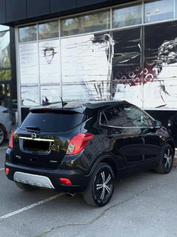Марка - opel mokka 🚘 год выпуска- 2015г декабрь пробег - 151.000км родной! полностью обслужен! - 1.4 турбо бензин. коробка самая надежная автомат aisin 6ст автомобиль полностью в заводском окрасе, без каких либо дтп! автотека полностью зеленая пишет срочно на осмотр последняя фотография➡️ автомобиль полностью обслужен, все масла фильтра, колодки ходовая часть полностью обслужена, вложений никаких не требует от слова совсем! максимальная комплектация cosmo: люк. адаптивный круиз контроль. удержание полосы. распознавание знаков. подогревы сидений зеркал лобового и руля! двух зонный климат контроля. авто свет. авто дождь. навигация. громкая связь блютус аукс. кожаный мультируль. партроники передние и задние, камера заднего хода. розетка 220w ( автомобиль с кристально чистой историей с родным пробегом и без дтп и каких либо случаев!) цена 1.290.000₽+ хороший торг, хорошему покупателю) +79490518507 ▶️смотреть больше фото◀️ звоните в любое время, если не доступен звонит 📲 tg: @alligator_0888 📞 звоните: +7(949)0518507 - фотография - 6